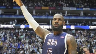 开云体育下载-美国男篮首人！公投决定詹姆斯旗手资格 库里落选