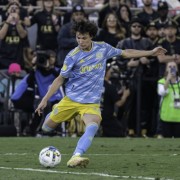 美国中场新星亚伦森以21岁之龄完成转会，正式加盟科罗拉多急流队