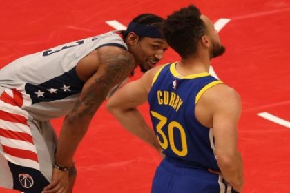 开云官网-库里PK比尔引众人关注 得分王之争却变成打铁大战