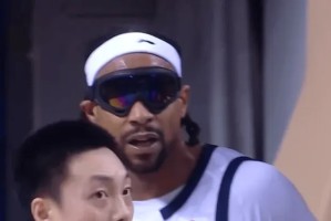 开云体育下载-萨林杰人缝中送出击地妙传，萨姆纳接球上篮打成2+1