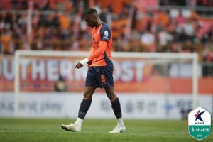 开云体育官网-首轮比赛染红，济州SK外援伊塔洛遭到韩国球迷种族歧视