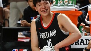 开云体育网址-常规赛快结束了，杨瀚森连洛杉矶英文说不出来，球迷：换个翻译吧