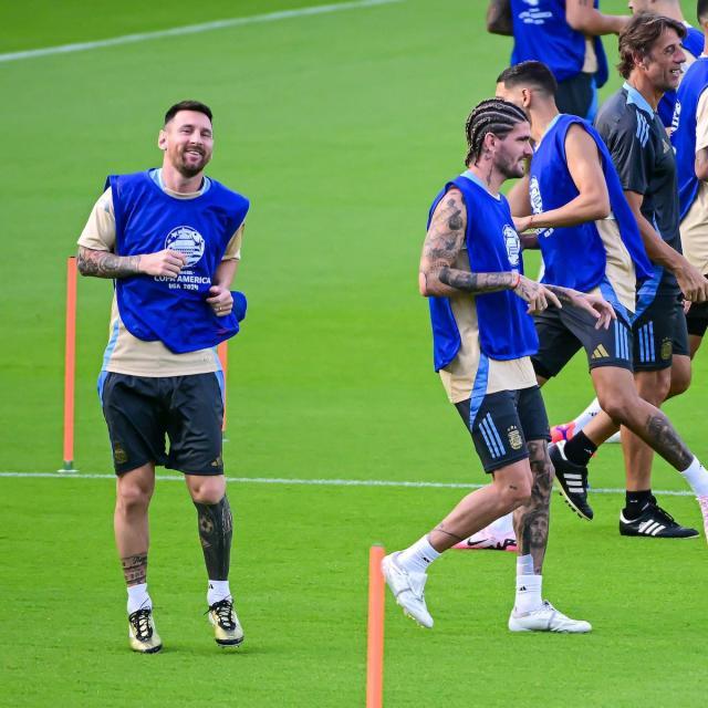 1720159338475038468.jpg messi de paul.jpg